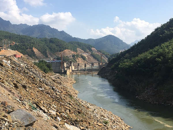 Thủy điện Hồi Xuân tại huyện Quan Hóa sau nhiều năm thi công vẫn chưa thể phát điện.