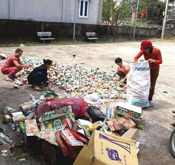 Các hội viên phụ nữ xã Nghi Thạch, huyện Nghi Lộc tích cực tham gia mô hình “Biến rác thải thành thẻ BHYT”