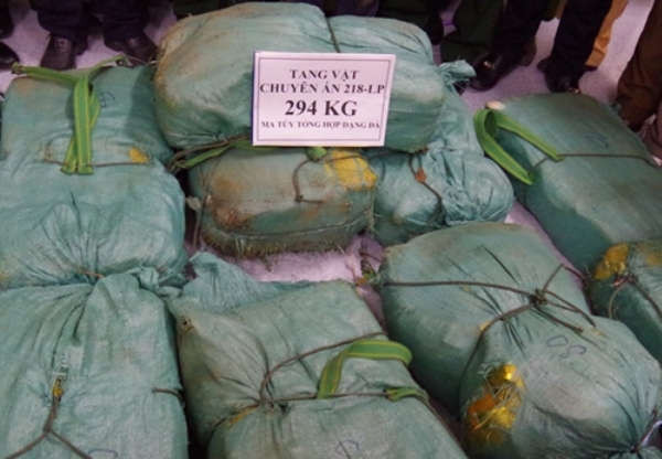 Tang vât gần 300 kg ma túy tổng hợp dạng đá được thu giữ (Ảnh: Công an Hà Tĩnh)