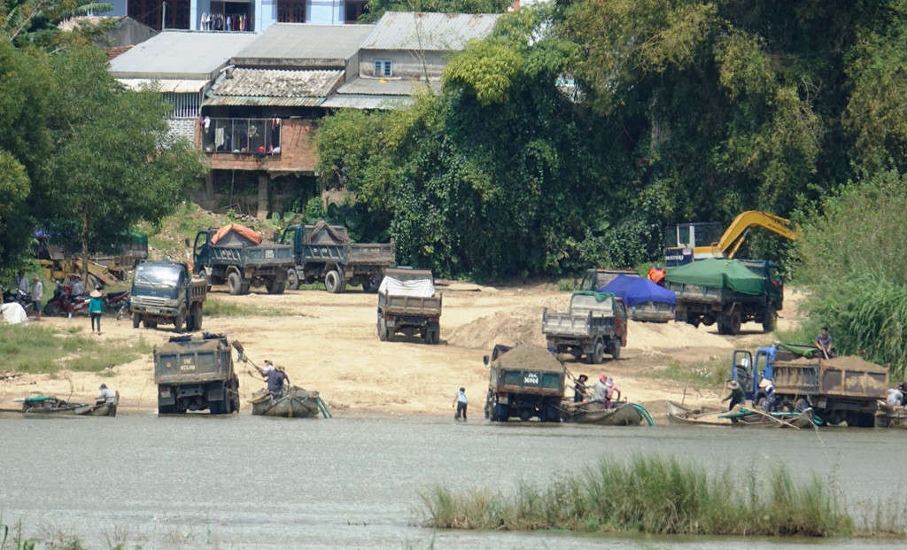 Hoạt động khai thác cát trái phép tại khu vực bờ sông Trà của Quảng Ngãi