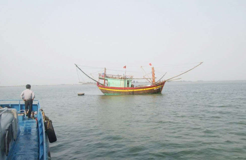 Tàu giã cào ngang nhiên hoạt động ven bờ khiến ngư dân Thừa Thiên Huế bức xúc