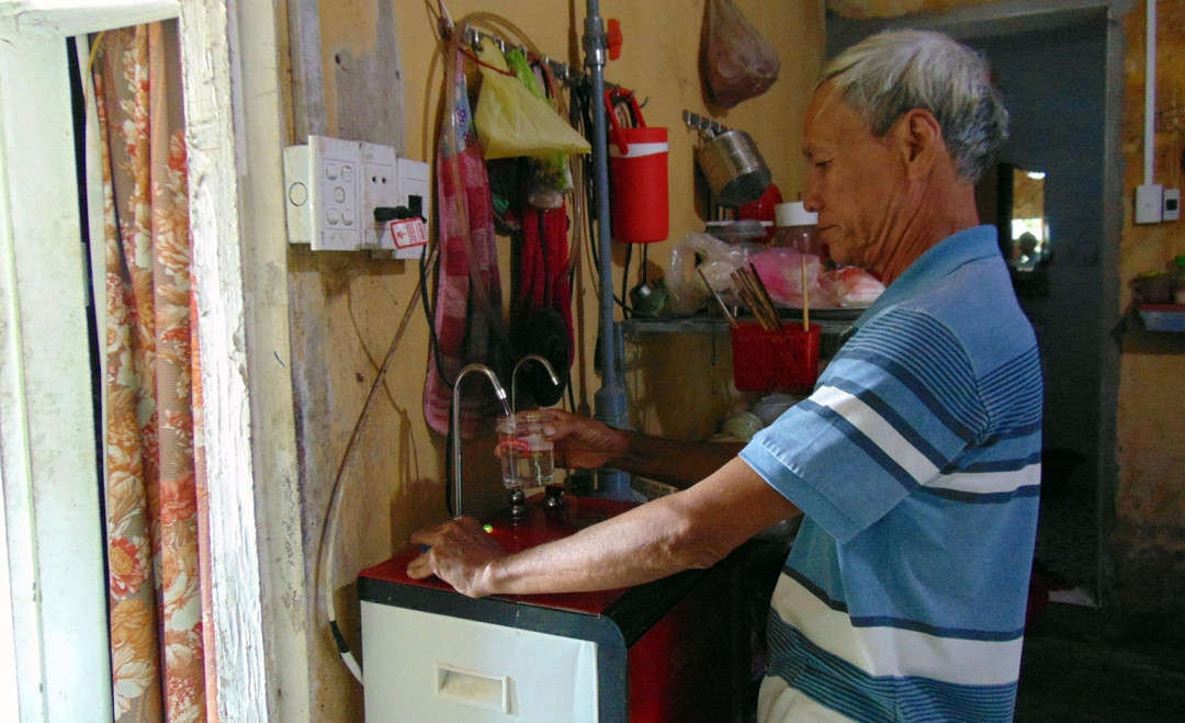 Trước vấn nạn ung thư, hầu như gia đình nào ở làng Hòa Bình cũng đầu tư hệ thống lọc nước để có nguồn nước sạch phục vụ sinh hoạt hằng ngày