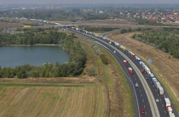 Xe tải xếp hàng dọc trên đường cao tốc gần biên giới Áo ở Hegyeshalom, Hungary vào ngày 31/8/2015. Ảnh: Laszlo Balogh
