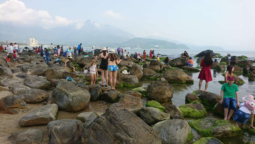 Rất nhiều người đến bãi đá ở Rạn Nam Ô để chụp ảnh (ảnh Thanh Hải)