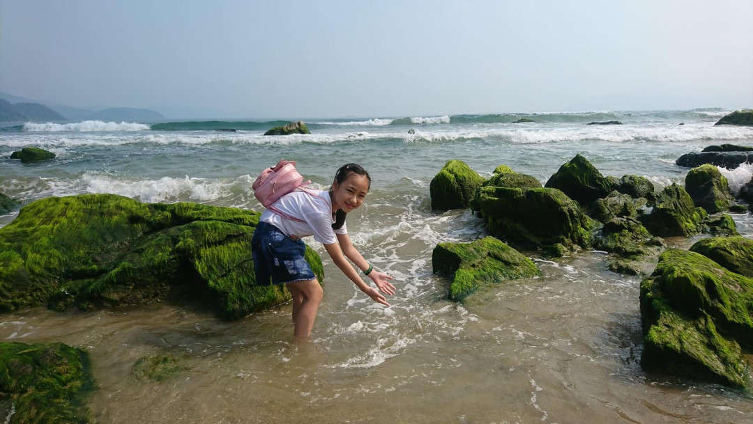 Nhiều trẻ nhỏ cũng thích thú với phong cảnh nơi đây, được vui đùa dưới làn nước trong xanh (ảnh Thanh Hải) 