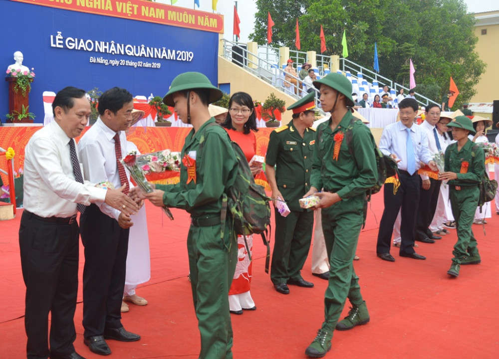 Tặng hoa và quà động viên cho các tân binh Đà Nẵng lên đường nhập ngũ