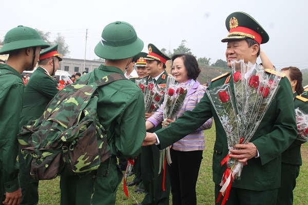 Thượng tướng Bế Xuân Trường - Thứ trưởng Bộ Quốc phòng cùng lãnh đạo tỉnh Yên Bái tặng hoa các tân binh