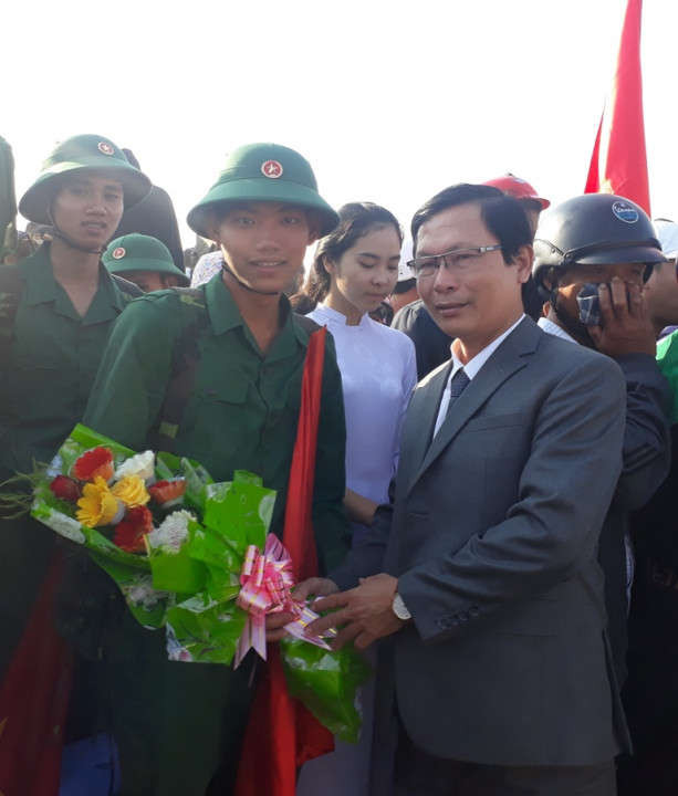 Lãnh đạo tỉnh Quảng Nam động viên các tân binh lên đường nhập ngũ