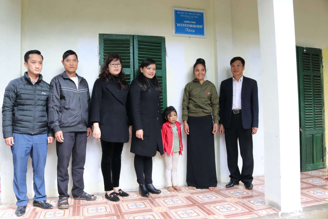 Tổ công tác số 1 huyện Thuận Châu bàn giao nhà cho người dân xã Tông Lạnh