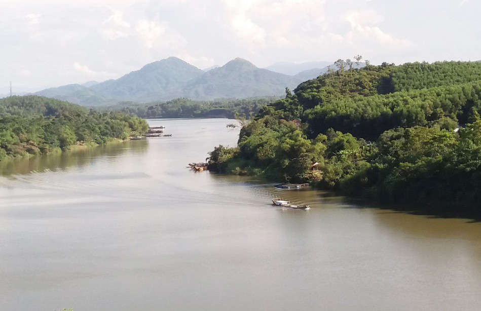 Dòng sông Hương đang bị đe dọa bởi nạn “cát tặc”