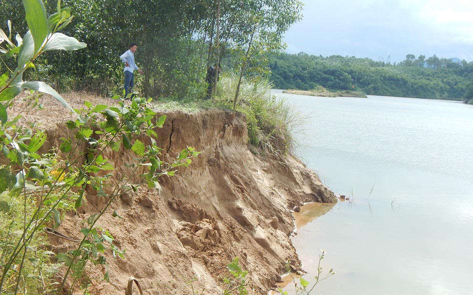 Việc khai thác cát sỏi khiến những dòng sông ở Huế ngày càng sạt lở, ảnh hưởng nghiêm trọng đến đời sống người dân và môi trường...