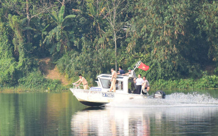 Lực lượng chức năng kiểm tra tình hình sạt lở hai bên bờ sông Hương…