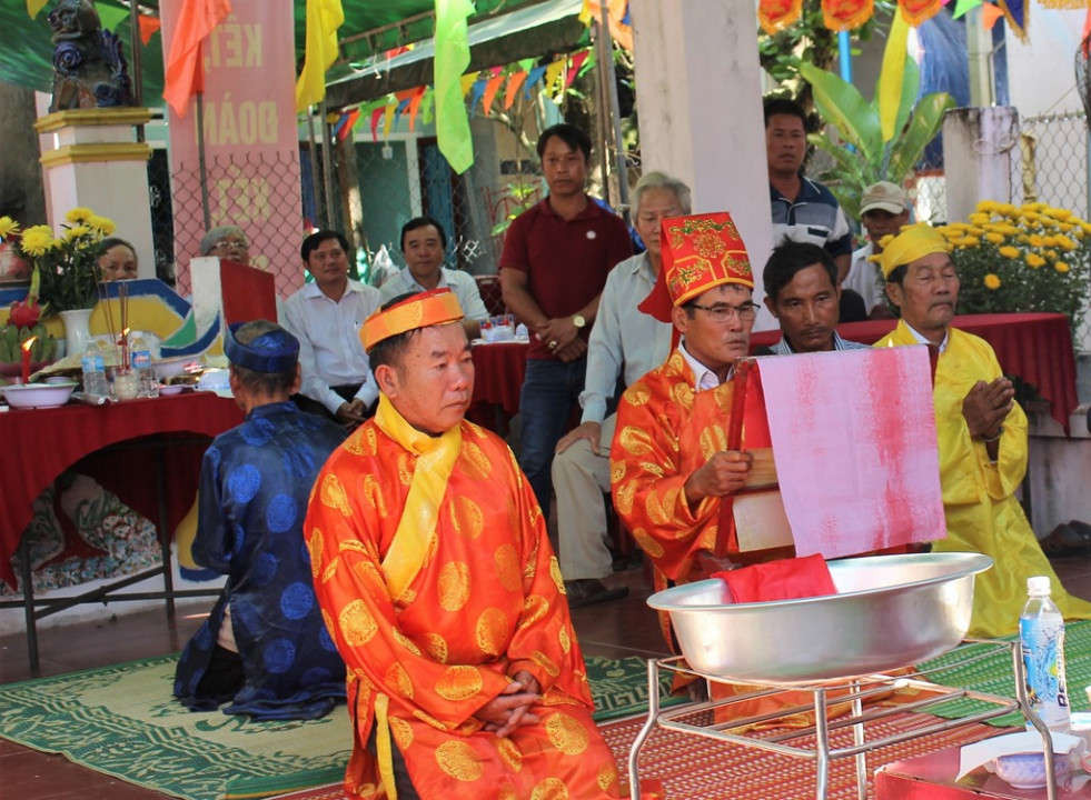 Các ngư dân thôn Sâm Linh Tây đang làm lễ cầu ngư