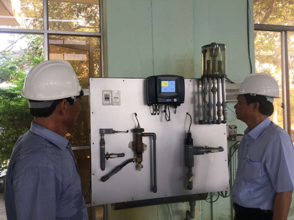 Ông Hồ Hương và ông Phan Lưu kiểm tra thông số kỹ thuật tại khu vực xử lý nước