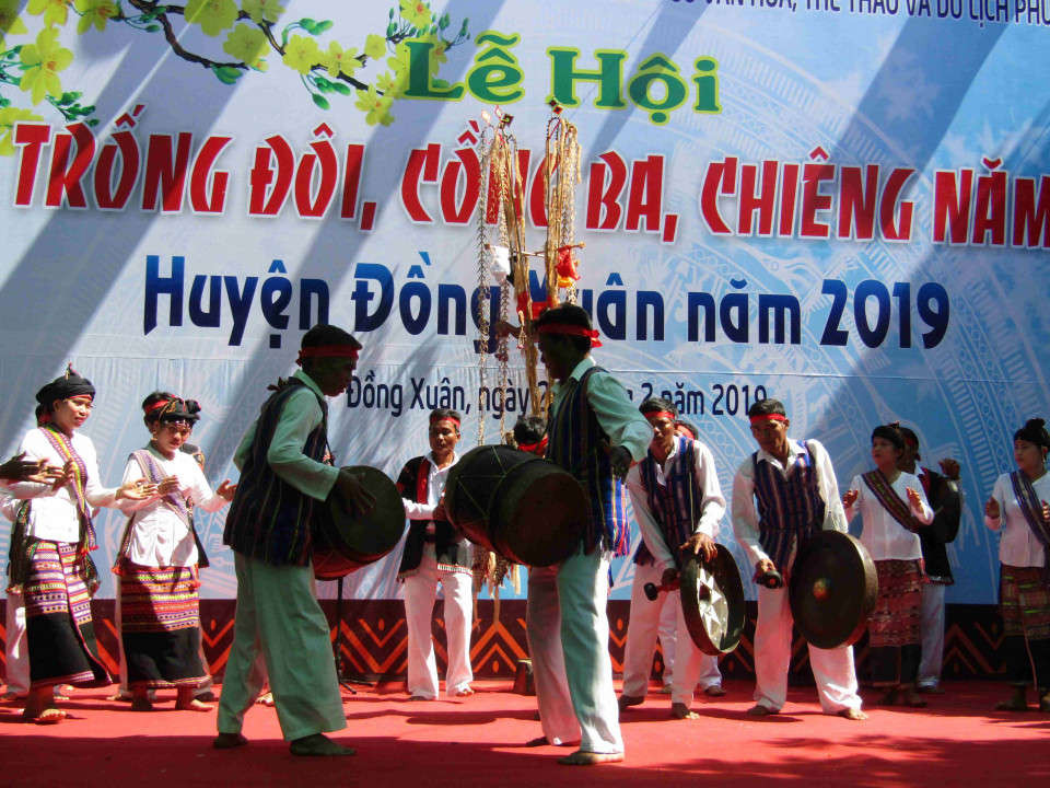 Trình diễn Lễ hội truyền thống kết hợp với trình diễn trống đôi, cồng ba, chiêng năm của xã Xuân Lãnh, huyện Đồng Xuân, tỉnh Phú Yên 