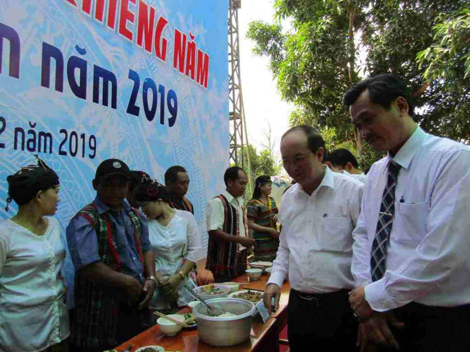 Lãnh đạo UBND tỉnh Phú Yên tham quan phần thi văn hóa ẩm thực tại lễ hội