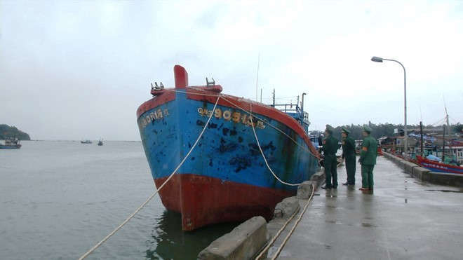 Vi phạm vùng biển nước ngoài, tàu cá QNg 90518 TS bị tước giấy phép khai thác vĩnh viễn. Ảnh: Hiền Cừ.