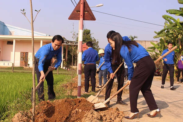 1. 900 đoàn viên, thanh niên ra quân trồng cây xanh tại Hoà Vang