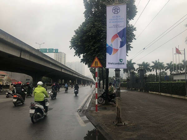 Tấm banner tuyên truyền trên đường Phạm Hùng, quận Nam Từ Liêm 