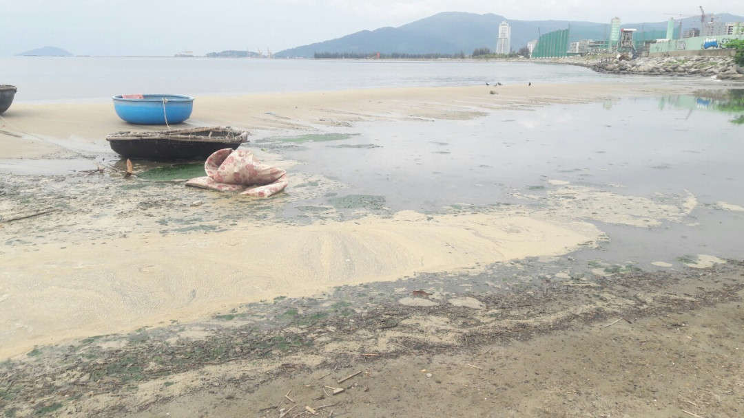 Một lượng nước thải đen ngòm gần cửa xả Lê Độ (phường Xuân Hà, quận Thanh Khê, TP. Đà Nẵng) đang tuôn chảy ra bờ biển