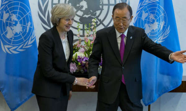 Thủ tướng Vương quốc Anh Theresa May và Cựu tổng thư ký LHQ Ban Ki-moon tại trụ sở LHQ vào năm 2016. Ảnh: Craig Ruttle/AP