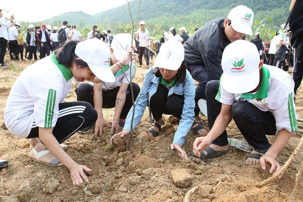 Đoàn viên thanh niên trồng 2.500 cây xanh tại Đài Kính Thiên, tỉnh Bình Định
