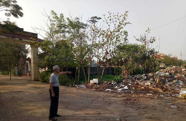 Khu vực tập kết rác tải của thị trấn Diễn Châu nằm sát cổng nghĩa trang gây ô nhiễm thường xuyên
