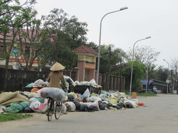 Bãi rác thải tự phát ngay cạnh Trung tâm giáo dục nghề nghiệp phường Sông Trí, 