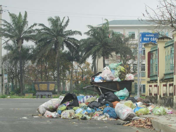 Dọc các tuyến đường Nguyễn Trung Thiên, đường Tố Hữu, …cũng hình thành các điểm tập kết rác tự phát, gây ô nhiễm, mất mỹ quan