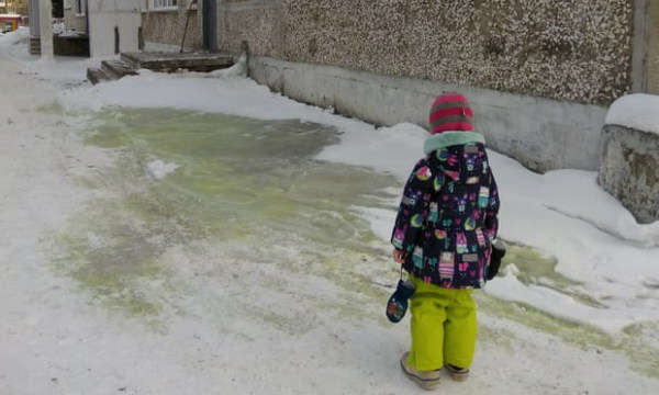 Một cô gái đứng gần tuyết xanh ở Pervouralsk, Nga
