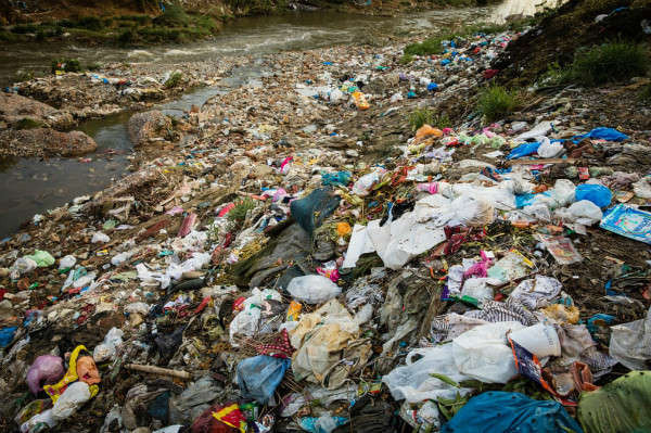 Trong nhiều năm, cư dân của khu định cư không chính thức này ở Islamabad, Pakistan không có cách nào khác ngoài việc đổ rác dọc bờ sông gần đó. Điều này dẫn đến nguy cơ ô nhiễm và lũ lụt từ các tuyến đường thủy bị tắc, cũng như khả năng lớn chất thải nhựa bị cuốn xuống đại dương. Phần lớn nhựa trong các đại dương đến từ những nơi quản lý chất thải kém. Tổ chức phi chính phủ của Anh, Tearfund đã và đang giúp các đối tác địa phương thiết lập các trung tâm tái chế trên khắp đất nước