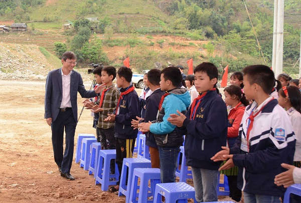 Tổng giám đốc EVN Trần Đình Nhân thăm hỏi, trò chuyện cùng các em học sinh tại xã Nặm Păm