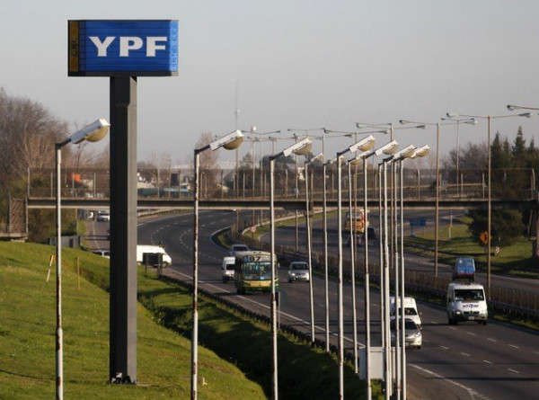 Tấm biển của công ty năng lượng YPF do nhà nước kiểm soát trên con đường ở Buenos Aires vào ngày 28/8/2014. Ảnh: Enrique Marcarian