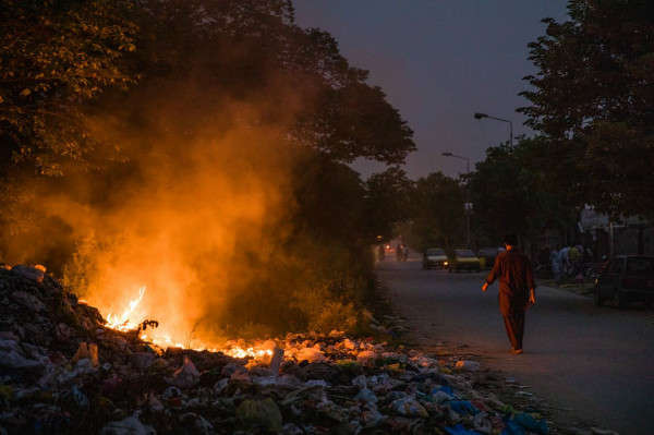 Đối với nhiều cộng đồng nghèo, cách duy nhất khác để xử lý rác là đốt chúng trên đường phố, điều này gây ra các vấn đề sức khỏe và là một trong những nguyên nhân gây ra biến đổi khí hậu. Người dân hiện được trả lương khi làm việc tại các trung tâm tái chế mới, nhằm giảm ô nhiễm và bảo vệ sức khỏe của họ. Ở Pakistan, hơn một phần ba dân số sống dưới mức nghèo khổ và rác là một trong những thách thức lớn nhất của họ; mỗi năm có 20 triệu tấn rác