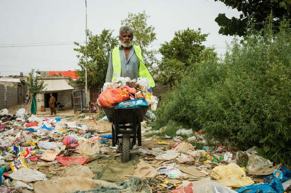 Mumtaz và vợ của ông đã bắt đầu làm công việc thu gom rác cho một dự án thí điểm do cộng đồng lãnh đạo để dọn dẹp rác trong khu định cư không chính thức của họ. Vai trò của họ là thu gom rác từ các hộ gia đình địa phương để ngăn chặn rác thải xả ra môi trường. “Rác gây ra nhiều vấn đề như ho, sốt và các bệnh khác. Chúng tôi muốn những ngôi nhà ở khu vực này sạch sẽ nhất có thể” - Mumtaz nói