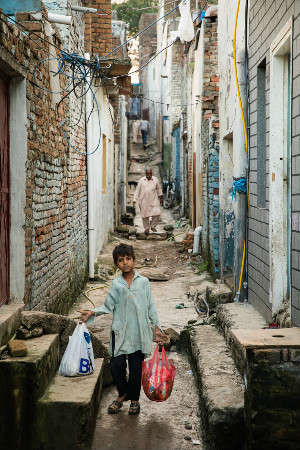 Một đứa trẻ đi qua một trong những khu định cư không chính thức lâu đời nhất ở Islamabad, nơi có khoảng 225 hộ gia đình. Trước khi trung tâm tái chế được thiết lập, cư dân không còn cách nào khác ngoài việc xả rác xuống sông