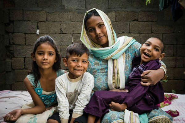 Rubina sống ở một khu vực nghèo của Islamabad và ba đứa con của cô dễ bị tổn thương về sức khỏe do hậu quả từ rác thải. Con trai lớn nhất của cô, Javed (9 tuổi, bên phải) bị khuyết tật và khó thở khi chất thải được đốt cháy. Con trai út của cô, Tariq (4 tuổi) bị sẹo trên mặt do chất thải độc hại để lại giữa đống rác bên ngoài nhà, cùng với 7 mũi khâu trên tay do kính vỡ