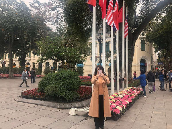 tại vườn hoa Lý Thái Tổ bên cạnh những khóm hoa xinh tươi là lá cơ của Việt Nam cùng vơi Mỹ và Triều Tiên tung bay trong gió