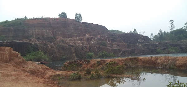 Khu vực mỏ ruby – saphir Đồi Tỷ - Khe Mét, xã Châu Bình được cấp phép khai thác cho Công ty CP Đá quý và Vàng Hà Nội từ năm 2010 nhưng đến nay vẫn là khu đất hoang