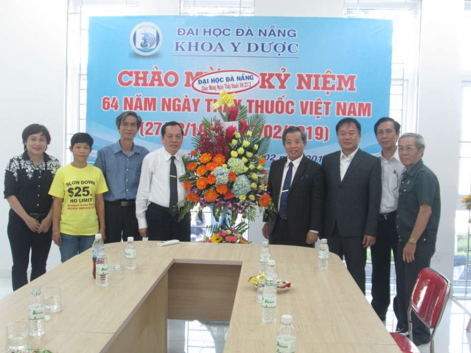 PGS. TS Ngô Văn Dưỡng - Phó Giám đốc Đại học Đà Nẵng (người thứ 4 từ trái sang) tặng hoa chúc mừng Khoa Y Dược nhân ngày Thầy thuốc Việt Nam