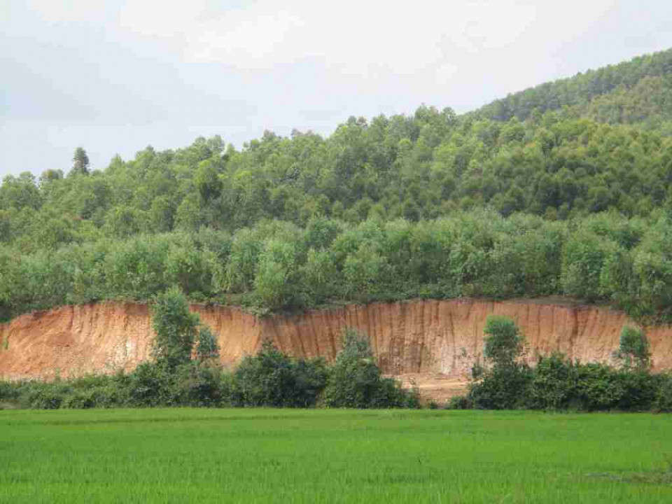 Mỏ đất tại khu vực núi Chà Rây giáp ranh thôn Nam Tượng 1 xã Nhơn Tân và thôn Tráng Long 1 xã Nhơn Lộc của thị xã An Nhơn