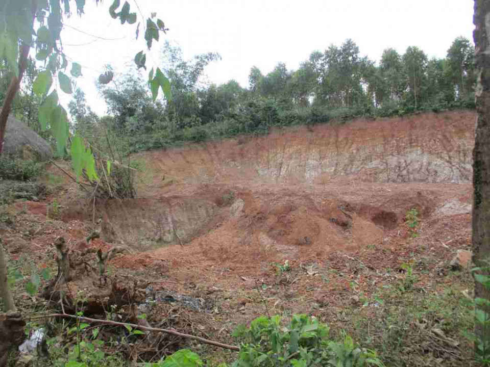 Doanh nghiệp khai thác đất gây sạt lở, tại hố sâu lòi lõm