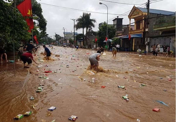 Quốc lộ 6 qua địa bàn thị trấn Hát Lót, huyện Mai Sơn bị ngập úng nặng trong đợt mưa lũ năm 2018