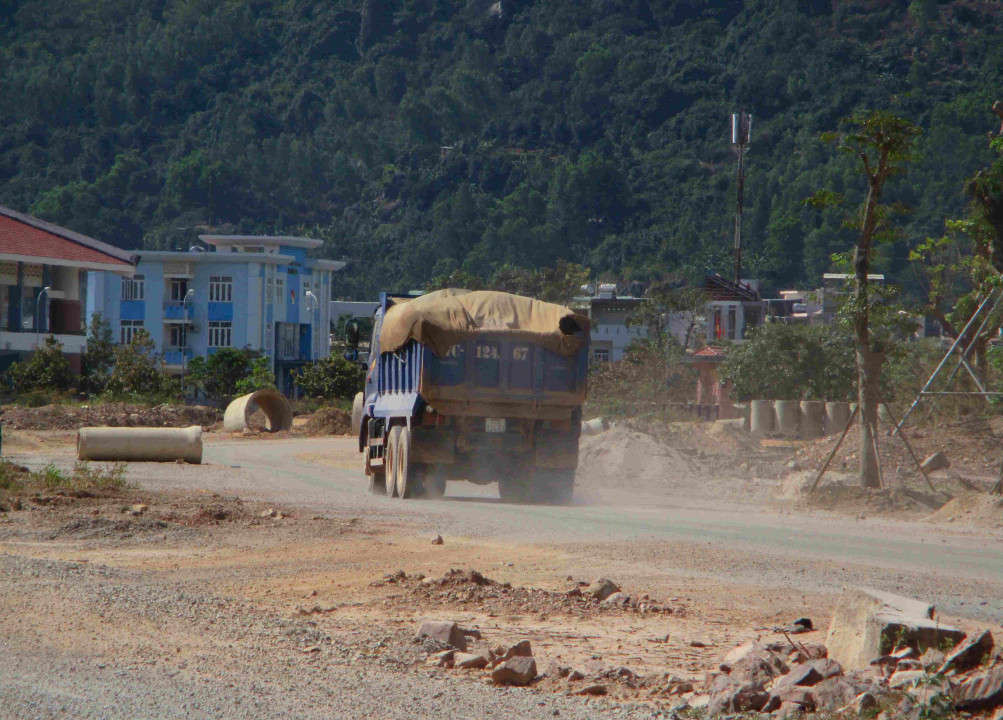 Xe vận chuyển chở đất ra ngoài trên đường Điện Biên Phủ nối dài đang thi công dang dở