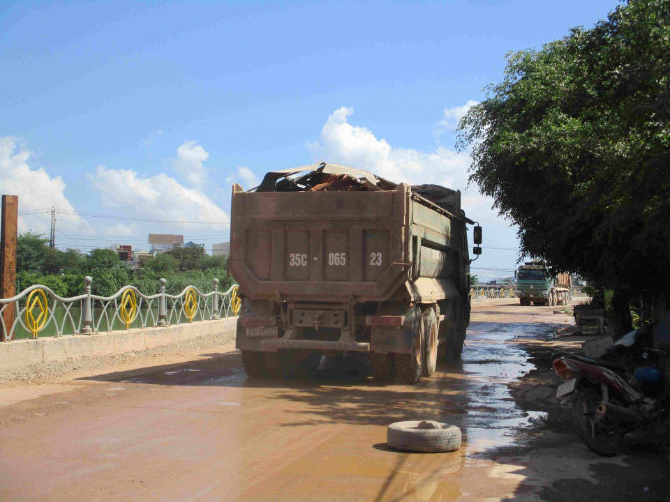 Xe chở đất ra vào con đường Điện Biên Phủ nối dài qua khu dân cư tổ 1, khu vực 1, phường Đống Đa