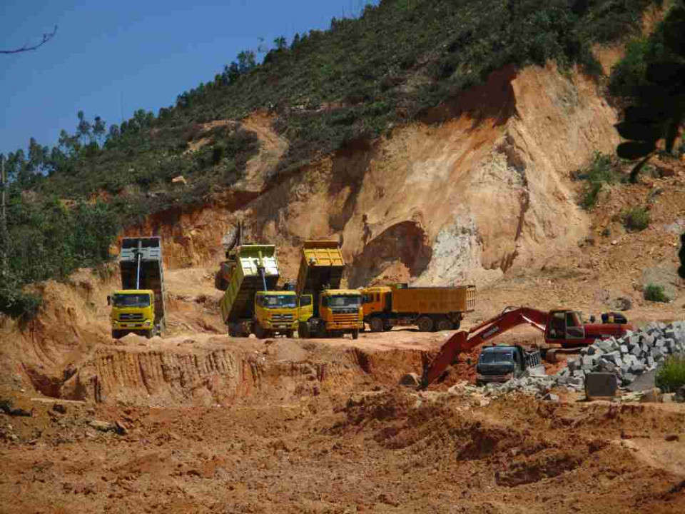 Doanh nghiệp khai thác đất tại khu vực núi dưới chân dốc Long Mỹ thuộc thôn Thanh Long, xã Phước Mỹ, thành phố Quy Nhơn