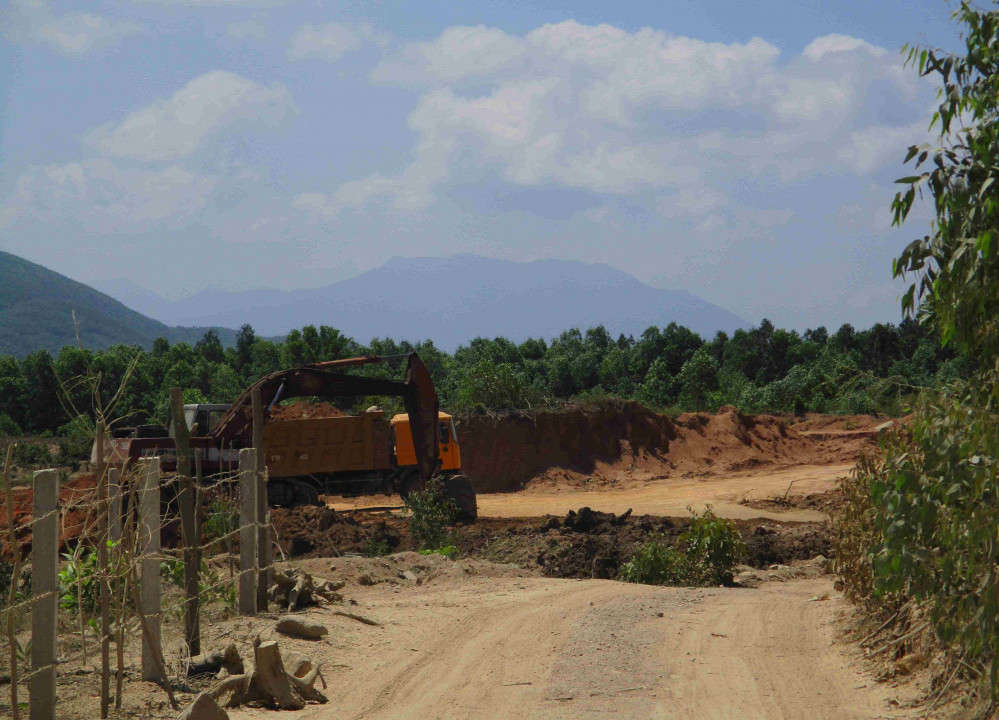 Trên đường dự án Nâng cấp tuyến đường ĐT639B (đường phía Tây tỉnh), thôn Thanh Long, xã Phước Mỹ có con đường mòn chạy vào khoảng hơn 100m là khu vực đất bị doanh nghiệp nào đó đang khai thác với khối lượng đất hàng chục nghìn m3