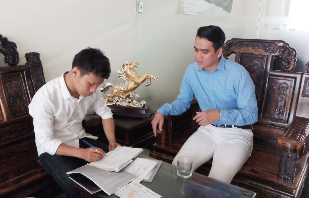 Ông Nguyễn Thiên Lý - Giám đốc Công ty TNHH Đầu tư thương mại và dịch vụ Hoa Lư- Huế trao đổi với PV