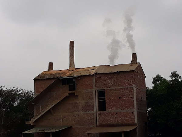 Lò gạch công nghệ lạc hậu nhả khói trong khu dân cư gây ô nhiễm môi trường