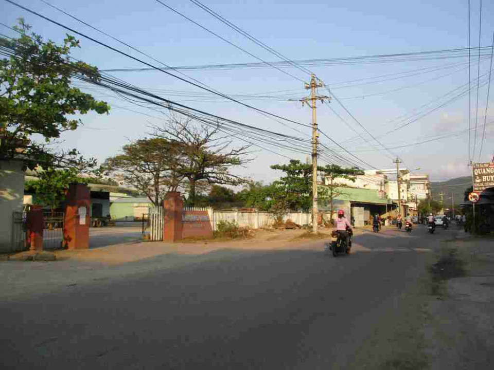 Người dân khu phố 6, phường Trần Quang Diệu, Tp Quy Nhơn cho rằng do sống đan xen trong KCN Phú Tài, nhiều nhà máy xả khói, bụi, nước thải ô nhiễm môi trường sống làm ảnh hưởng đến đời sống, sức khỏe